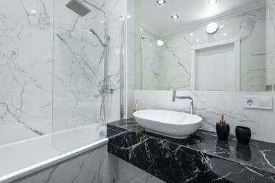 Panneau mural de douche : guide pour une installation moderne et durable